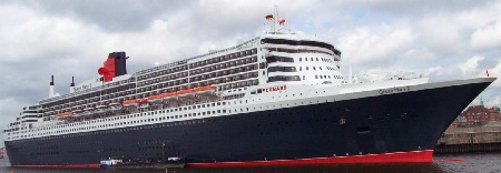 QM 2 am 19.07.2004 im Hamburg